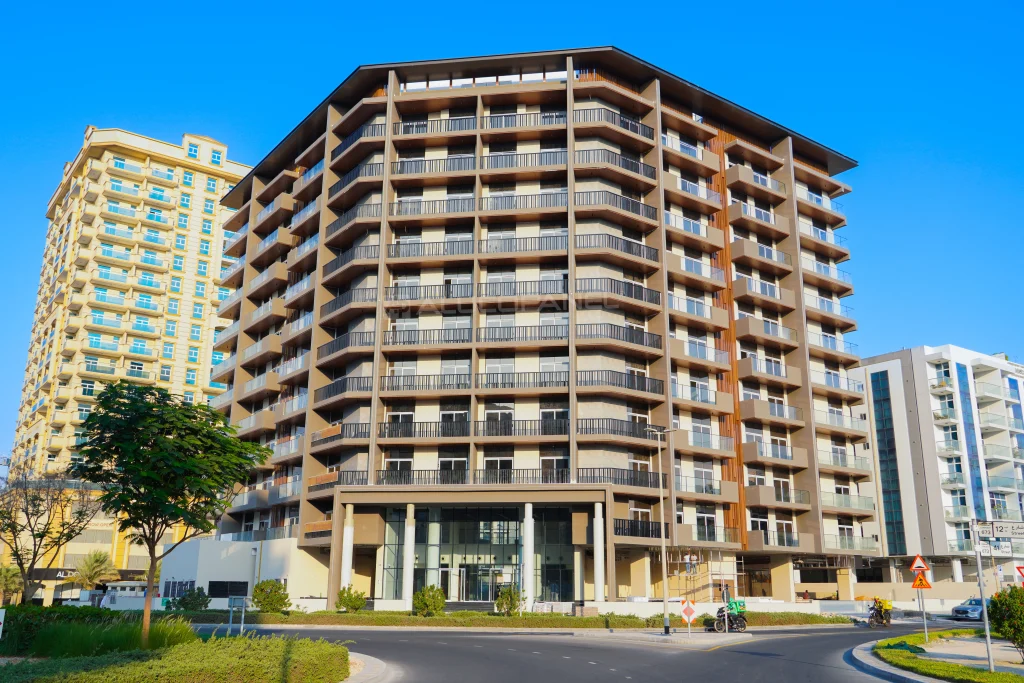 Sunlight reflecting on the wooden finish aluminium composite panels.